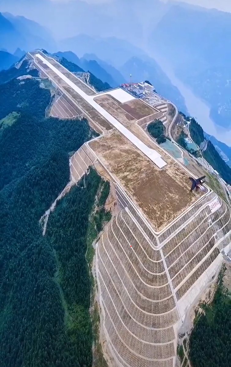 El aeropuerto de Chongqing Wushan, China, está ubicado a 1771 metros sobre el nivel del mar y comenzó sus operaciones el 16 de agosto de 2019.
Es conocido como “the airport in the clouds”.