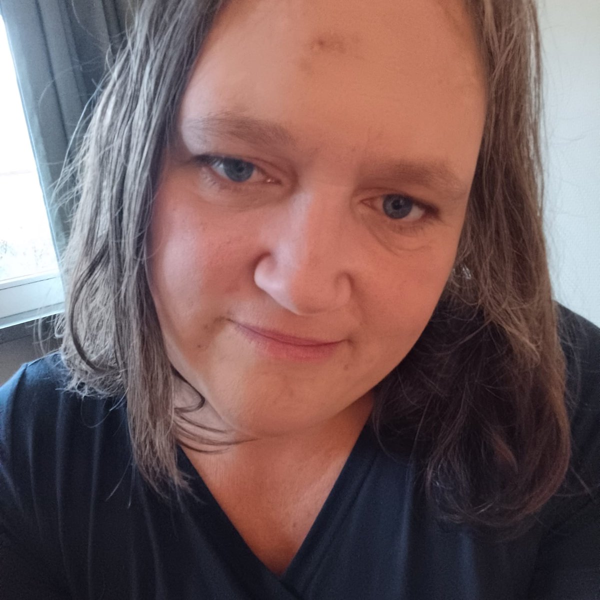 Goedemorgen Lieve mensen, ik wens iedereen nog een prachtige zondag toe. Geniet van alles wat je doet vandaag. Maak er iets moois van. Ik kom net van mijn werk, boodschap gedaan en nu richting huis 😘❤️💋🫂