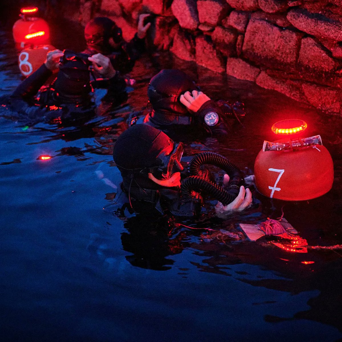 Gli Allievi #incursori della #MarinaMilitare in attività addestrativa di nuoto occulto

#NoiSiamolaMarina 
#ProfessionistidelMare