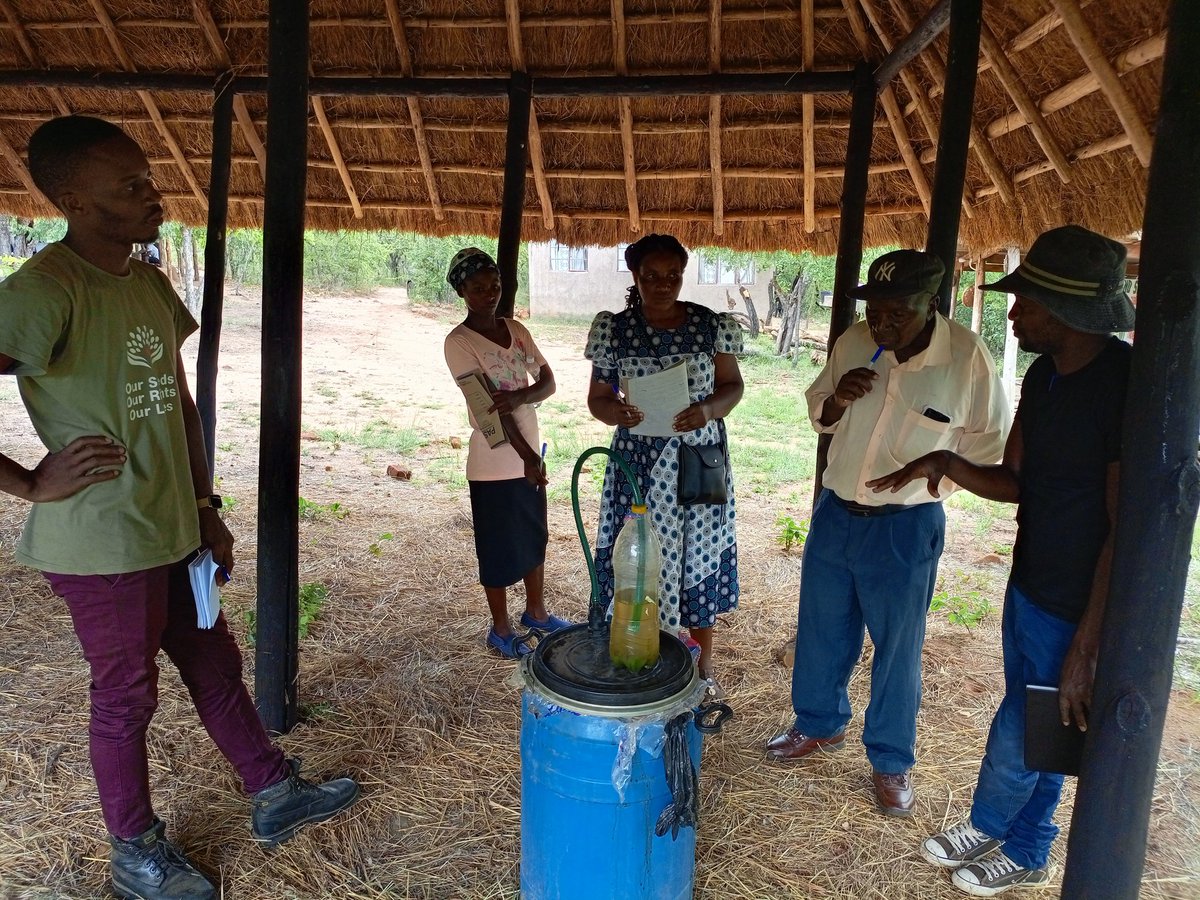 Members of Batanai Garden being taught how to make organic fertilizers. Liquid organic fertilizer supports soil health by providing essential nutrients to microbes that help break down organic matter and create a healthy soil ecosystem. @MaminiminiObert @IMSouthernAfric