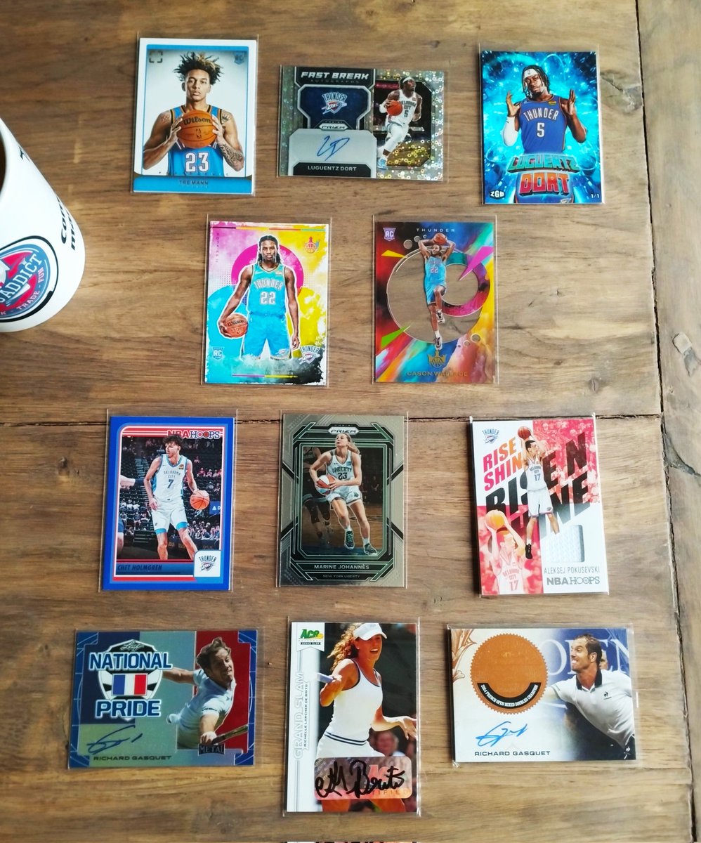 JCSportsCO's tweet image. Il y a une semaine, c&apos;était le #ToulouseCardShow organisé de main de maître par @Gylbret (et je n&apos;ai encore rien rangé...) 
Un grand merci aux copaings #NbaCardsAddict @jbbleucitron, @MathTolosa et @ChapelonD pour les cadeaux et échanges 🫶