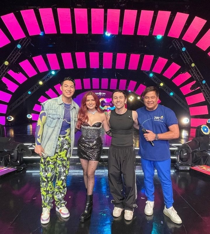 TheDarrenatics2's tweet photo. Groufie of Darren, Sir Martin with Alexa and guest American singer-songwriter Max.

cr: chineebop

YoungIconDARREN on ASAP
#DARREN #D10 @Espanto2001
#AlwaysAtHomeWithASAP https://t.co/f4zKL5ftBN