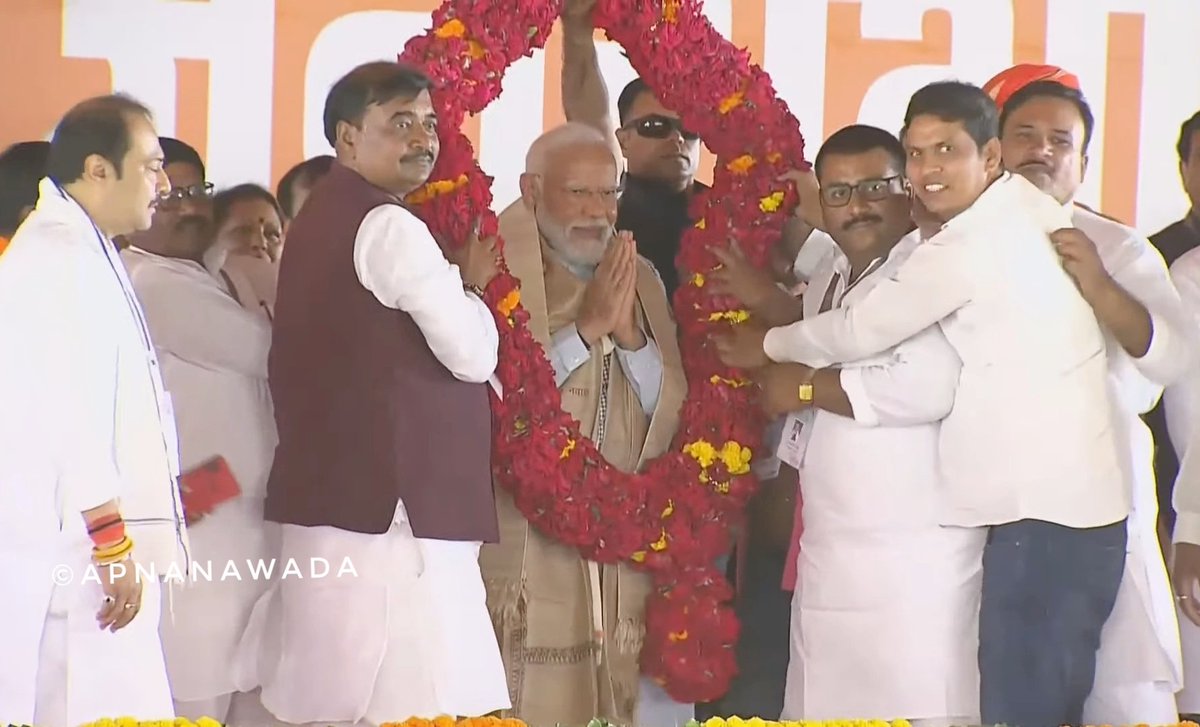 ApnaNwd's tweet photo. नवादा पहुंचें प्रधानमंत्री नरेंद्र मोदी, कुंती नगर में कुछ यूं हुआ पीएम मोदी का स्वागत!

@_vivekthakur @BJP4Bihar @narendramodi @samrat4bjp https://t.co/3b7OqJnd1T