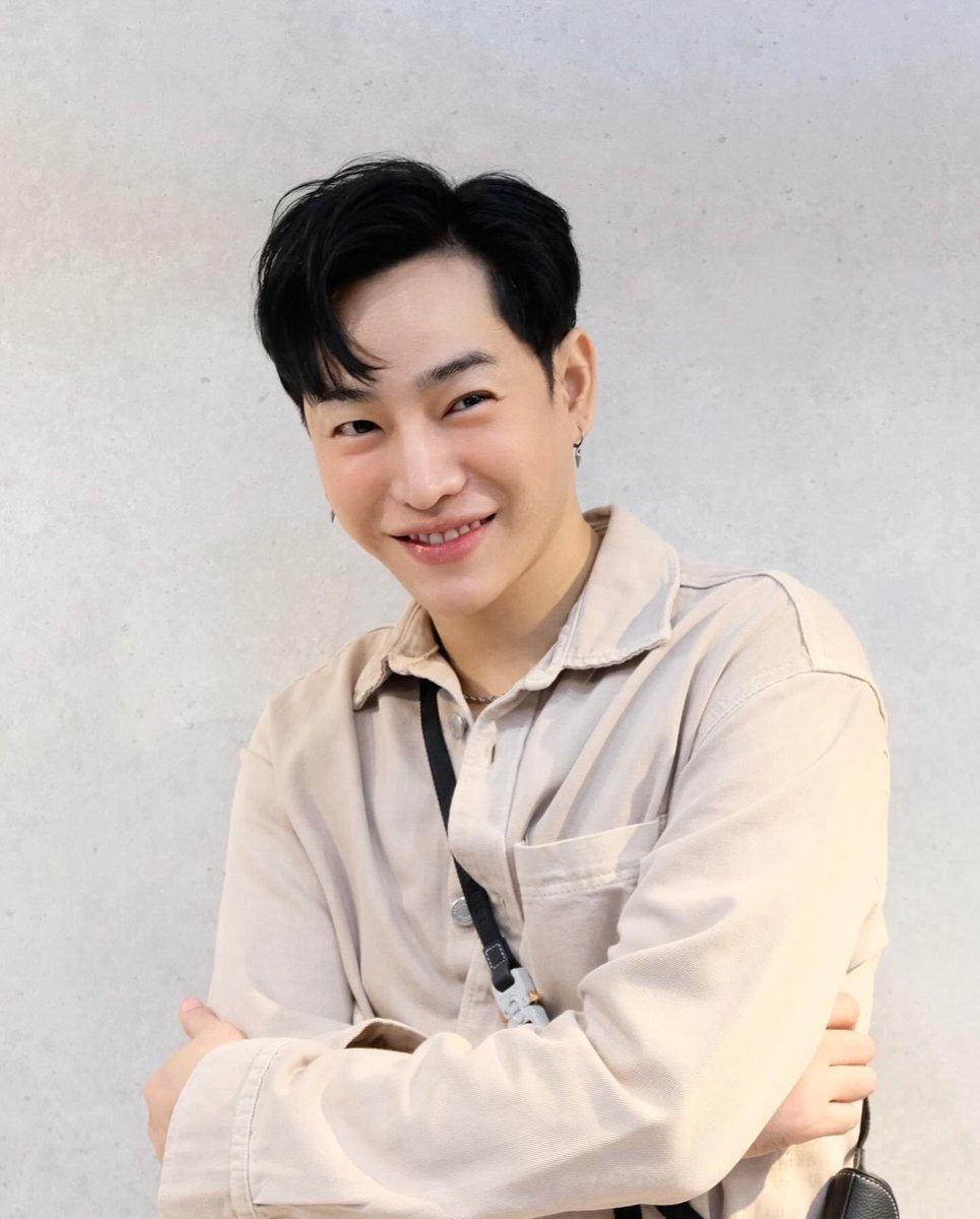 munkmink555's tweet photo. เราว่าตอนนี้ เขากำลังพยายามกลับมา
ปกตินะ เริ่มกลับมา live กล้าลงคลิปน่ารักๆ เริ่มตอบข้อความนุช เชื่อเถอะเราก็ไม่อยากโดนกดดัน หรือคาดหวัง ผลิตก็เหมือนกัน ให้เวลาเขาเยียวยาร่างกายและจิตใจให้สมบูรณ์ ปลายเดือนเมษา เตรียมเสียเงินแน่ๆ ฟันธง 🕉️🦋🙂🙂
 #เป๊กผลิตโชค
#PeckPaLitChoke https://t.co/BmMIuEHW3N