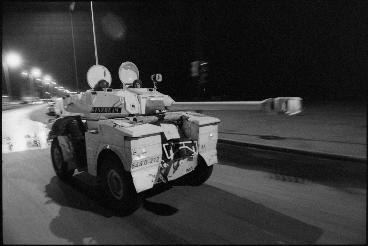 Entre le 6 et le 15 avril 1983 – Beyrouth (Liban) Patrouille nocturne d'automitrailleuses AML-90 de l'escadron mixte dans les rues de la ville. Réf. : F 83-141 L96 © Benoît Dufeutrelle/ECPAD/Défense @armees_gouv #ecpad