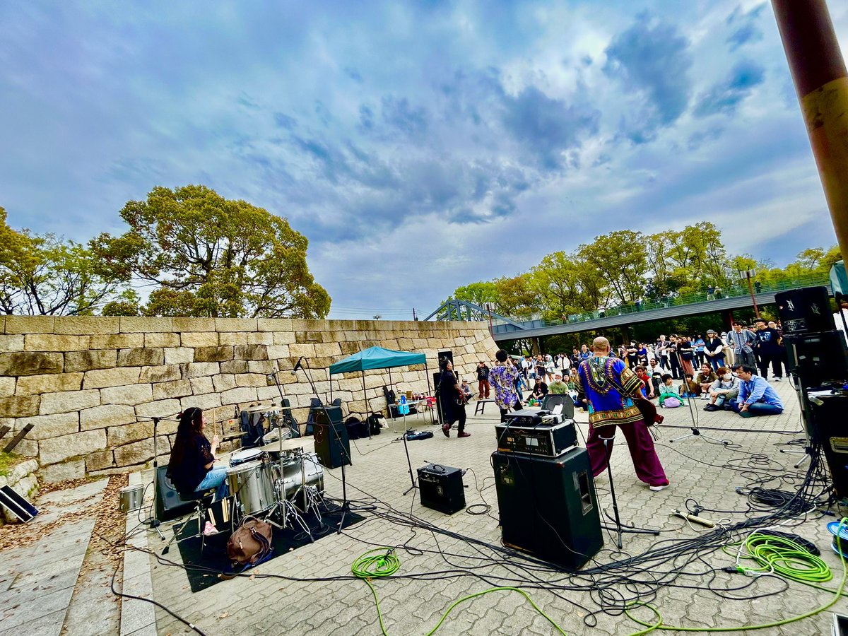 sonicform1's tweet photo. 🏯4/7 城天ストリート🏯
5組目
『✨BLACK WINDOWS✨』
ラウドな音楽が
心臓に響きます🔥
パワーがみなぎる演奏に
圧倒されます‼️
#BLACKWINDOWS
#城天
#大阪城公園
#大阪城ホール
#フリーライブ https://t.co/4duZfjoHrN
