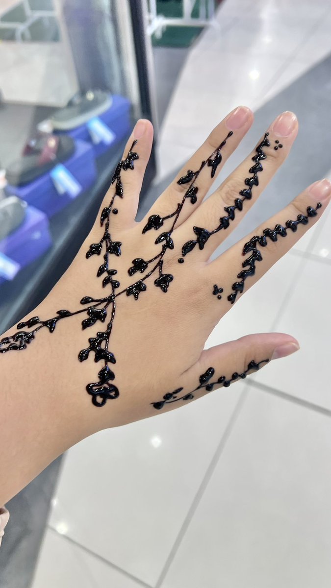 eymahana's tweet photo. What i wanted,       what i got 😭

Selain dari tak pandai masak jangan jual kat bazaar, yg tak pandai lukis henna pls stay away from ppl 😭😭😭😭 aku murung cam tak jadi raya https://t.co/pkRiDU7mXv