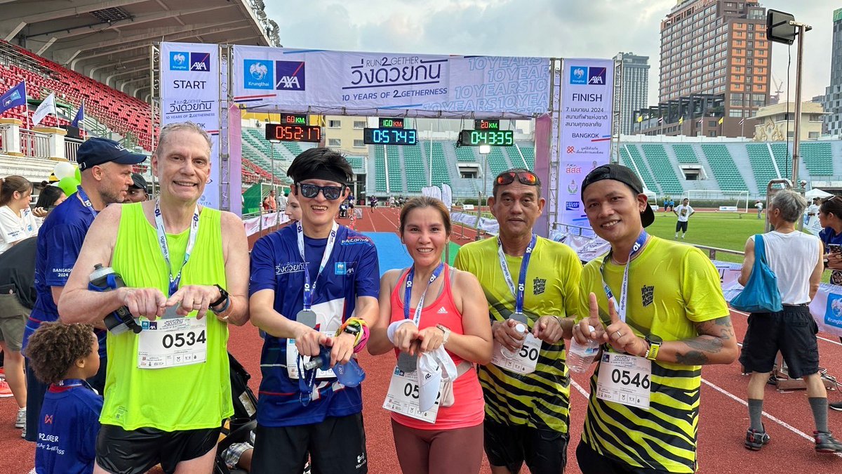 Super Sunday morning! Fantastic to run 10 km w/Khun Nueng Manoch, Governor @chadchart_trip & hundreds of friends in the #Run2GetherTeam. 2nd time I’ve been privileged to run this race. It proves again: when we are together we can do anything! (And wow is it hot!!) #WeAreTeam