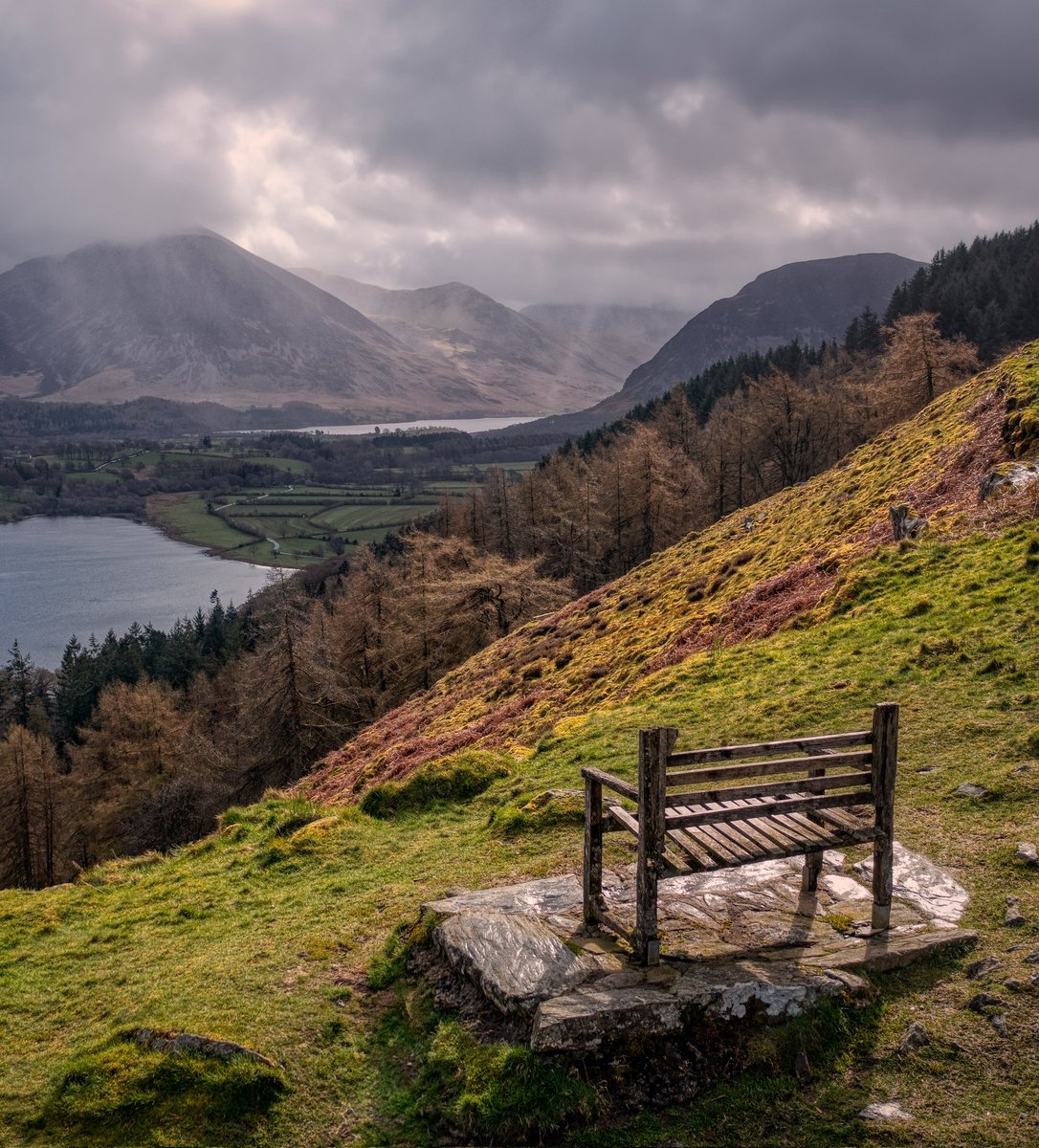 Morning everyone hope you are well. Sunshine and showers. A seat with a view illuminated by early morning light as showers sweep through Crummock Water. Have a great day. #LakeDistrict @keswickbootco