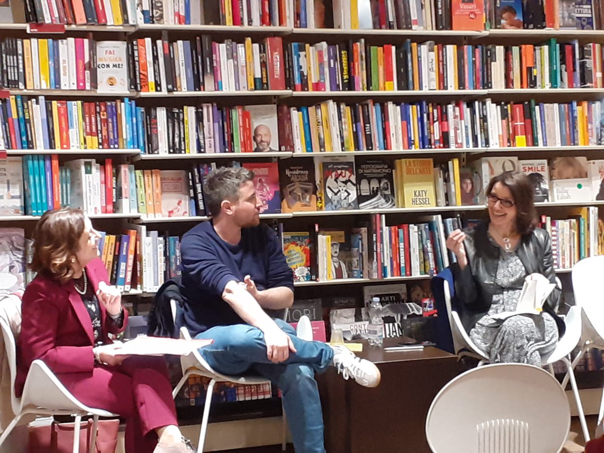 Ieri pomeriggio abbiamo incontrato @PaoloPiccirillo alla #Ubik a #Potenza con il suo romanzo L'invasione @FandangoLibri. Una storia di faide,di umanità rovesciata,di odio,di poteri,di confini.Nessuna pietà,neanche per la vita che fiorisce.Un libro forte.Una scrittura potente.