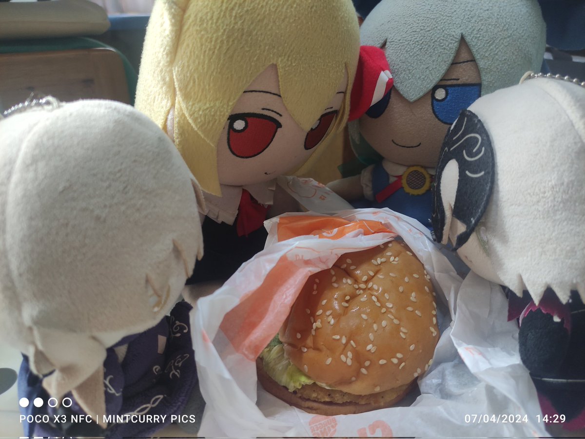 CirnoFumoTan's tweet photo. "Borgar....but 4."
As in 4 people after my one small lunch.
#rumia #cirnotan #salterlily #jamini #touhou #fumo #plushies #sanriofgo #fgo #burgerking #every7thisrumiaday https://t.co/V2bxHTTwLT
