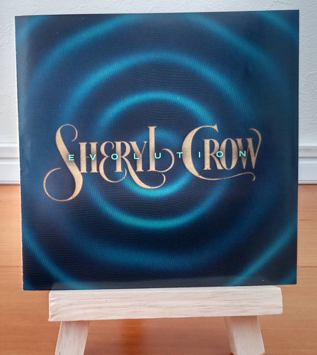 #SherylCrow の『Evolution』を聴いてます。
前作でアルバムはもう作らないと言っていたけど、新作が聴けて嬉しいです🥰
盟友、Bill Botrell、Jeff Trott、Tim Smithが作曲や🎸で参加。
ここ数作カントリーなALを経て、以前のPop&Rockな音に☺️
ヘビロテになりそう。
表題曲のTom Morelloの🎸ソロ凄っ！