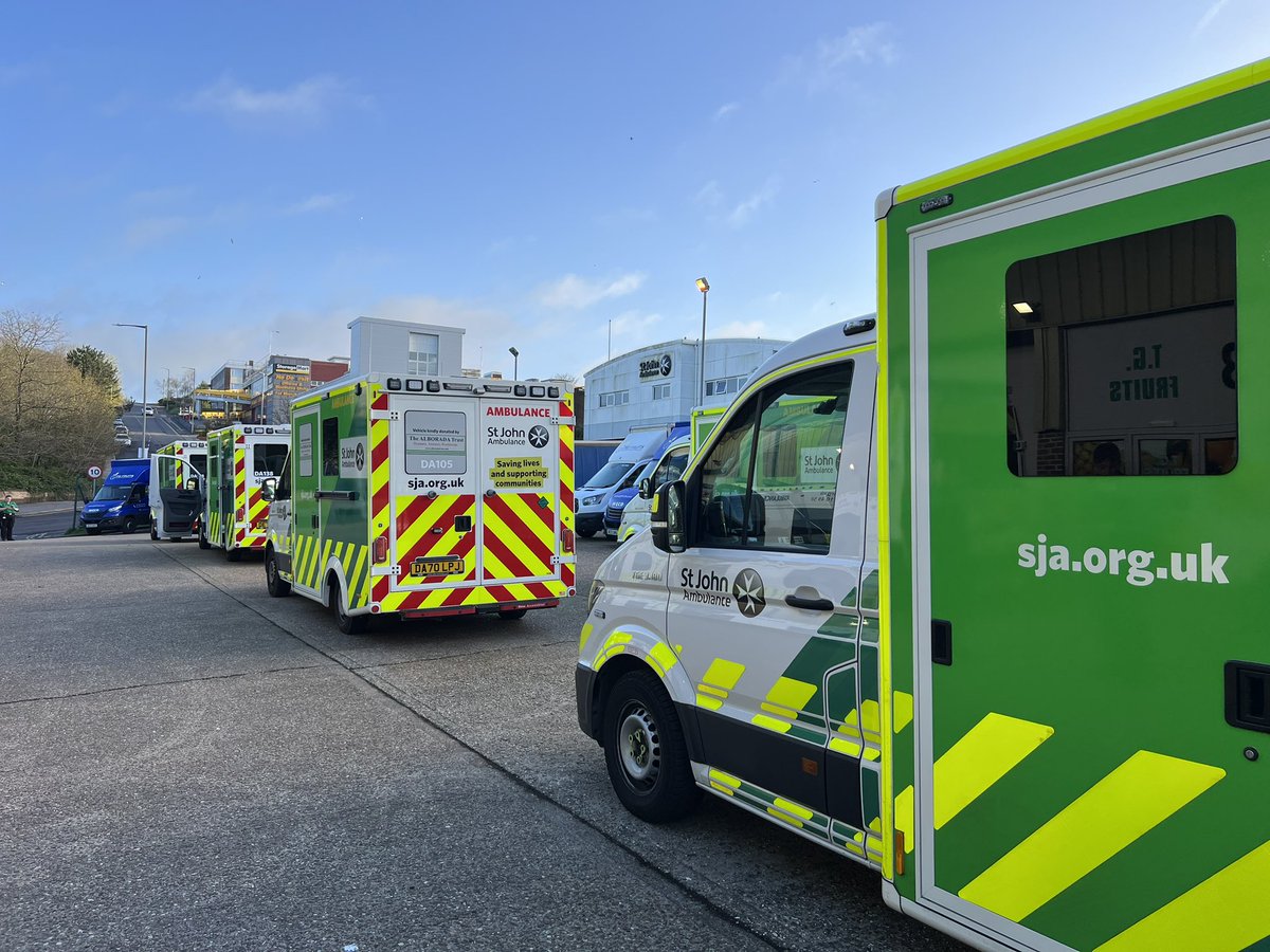 Great to see so many @stjohnambulance people out today supporting @BrightonMarathn together with friends from @airambulancekss @SECAmbulance @UHSussex @DrRobgalloway and others. Proud to be crewing today too. Have a safe day!