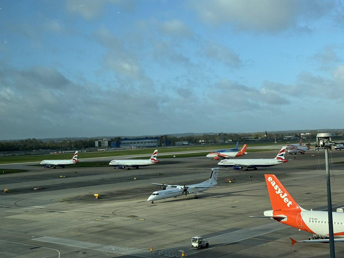 I didn’t realise how many @British_Airways A321s there are at @Gatwick_Airport now. 3 here.. Fine day but a little breezy. EGKK 070650Z 21014G24KT 9999 SCT018 12/08 Q1009