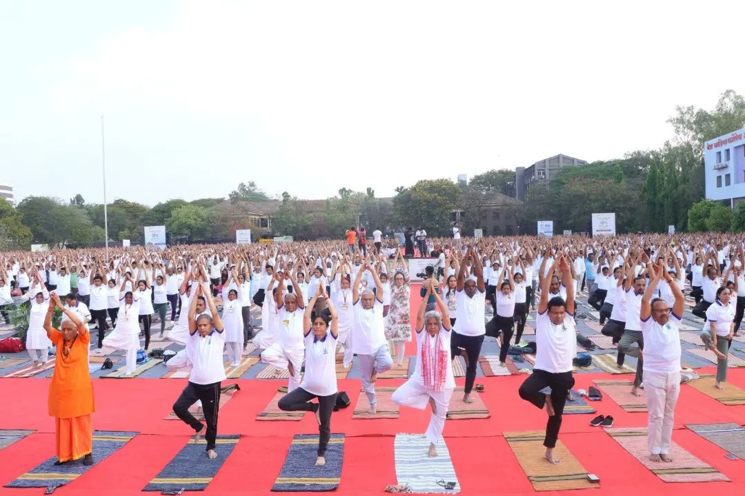 Glimpses from 'Yoga Mahotsav' that took place in Pune today where 5000+ yoga enthusiasts participated to mark the 75-day countdown to the #InternationalDayofYoga 2024 🧘‍♂️ 

#AmritMahotsav #CulturalPride #AsaanSeAsana #WorldHealthDay #YogaMahotsav2024 #IDY2024 #MainBharatHoon