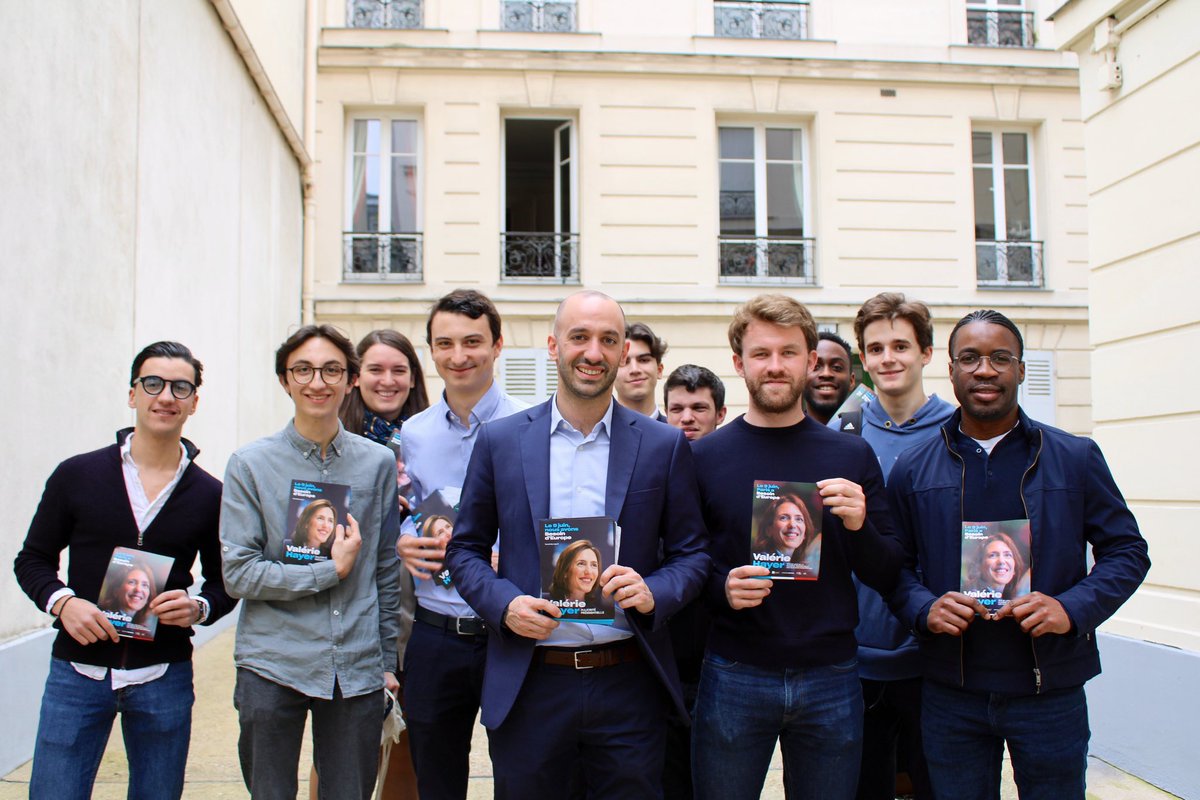 lesjem75's tweet photo. Porte-à-porte, tractage, boîtage…

Nous étions mobilisés en nombre ce week-end aux côtés des nos élus et de @RE__Paris pour porter l’Europe 🇪🇺

Parce que nous avons @BesoindEurope, jusqu’au 9 juin les @JeunesMacron ne lâcheront rien !🗳️ https://t.co/usTTYL4avt