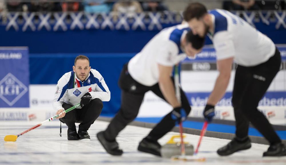 Che Italia a Schaffhausen! 🥌🇮🇹 La Nazionale maschile di curling conquista il bronzo ai Mondiali in Svizzera con un grande recupero. Il team azzurro si è imposto sulla Scozia 7-6. 👉 bit.ly/4aO61YB @fisg_it #curling
