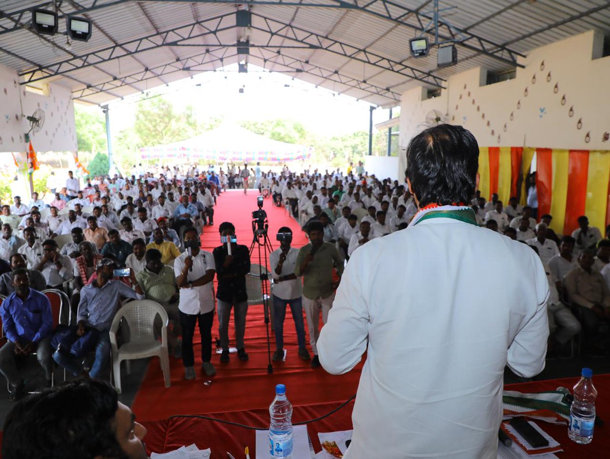 Attended a meeting with important Karyakarthas from Balanagar and Rajapur mandals in the Jadcherla constituency along with local MLA Janampally Anirudh Reddy.

జడ్చర్ల నియోజకవర్గంలోని బాలానగర్, రాజాపూర్ మండలాలకు చెందిన ముఖ్య కార్యకర్తల సమావేశంలో స్థానిక ఎమ్మెల్యే జనంపల్లి అనిరుధ్