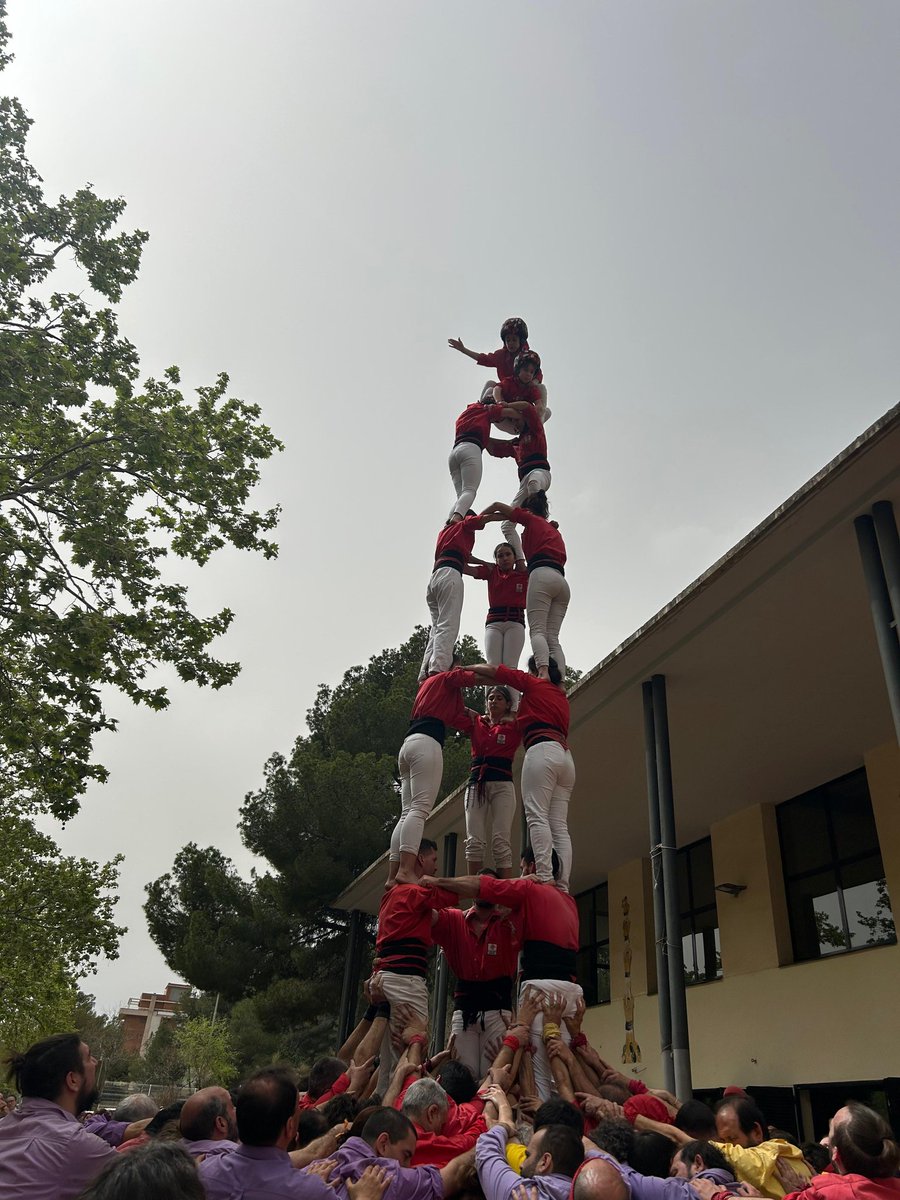 A la tercera ronda a la Diada del Local dels Castellers de Castelldefels descarreguem el 3 de 7.

#BenïdaBogeria #castells