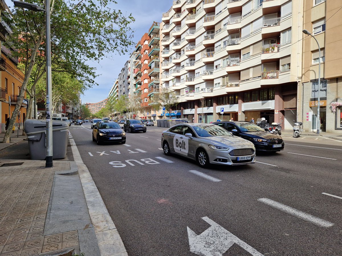 L'accident mortal d'una ciclista a l'avinguda Madrid revifa el debat de la transformació d'aquesta via entre Sants i les Corts.🚘🚲 Al #SantsMontjuïcAlDia entrevistem al @BCN_SantsMont i el @bacc_cat. 🎧Audio👉go.ivoox.com/rf/127086269 📰Notícia📸Fotos👉el3.cat/noticia/95099/…