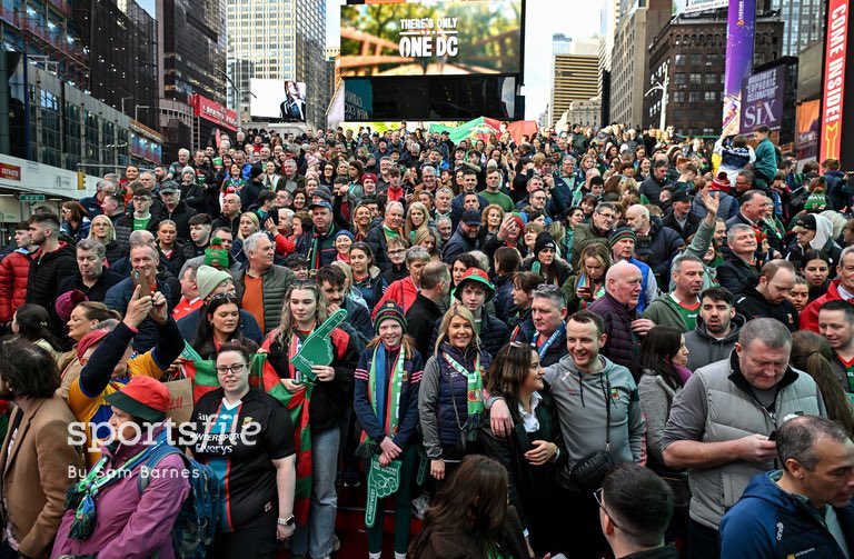 Will the last one to leave Mayo please close the door! Massive Mayo crowd in Times Square last night in advance of this evening’s game. 📸 @SportsfileSam #Mayo #MayoForSam