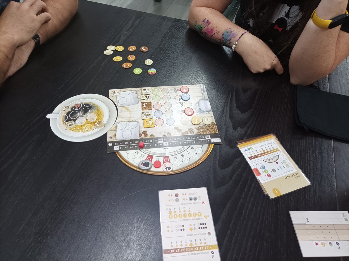 Fotos de la presentación de Coffee Roaster y Long Shot, ambos editados por @games_delirium que realizamos ayer en @ComicsyMazmorra