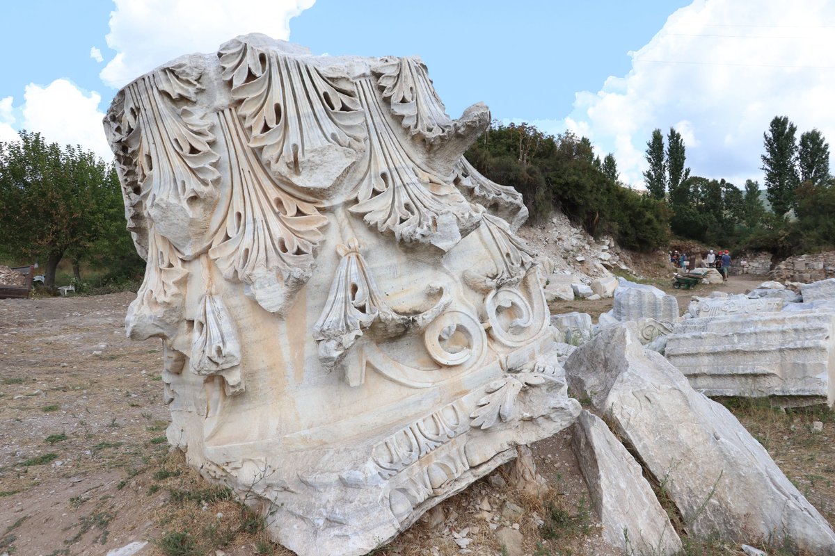 Este capitel corintio es el más grande encontrado hasta ahora en los límites del Imperio Romano. Mide 1,9 m de diámetro, y 2,5 de altura. Pesa 20 tn. Pertenecía al Templo mandado construir en el 124 d.C. por Adriano en Cícico (Ernek, Turquía). Imaginaos el tamaño del templo 🧵👇