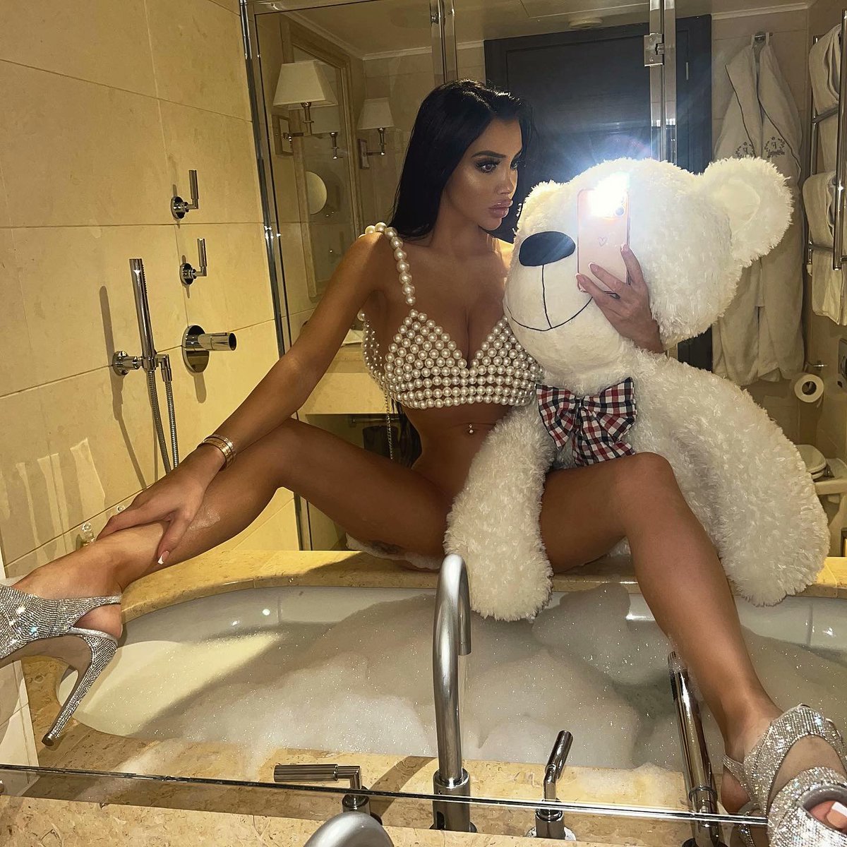 when youre new hot girlfriend @CloeKhan291598 wants you in the bubblebath next to her 😈😈😈😘😘