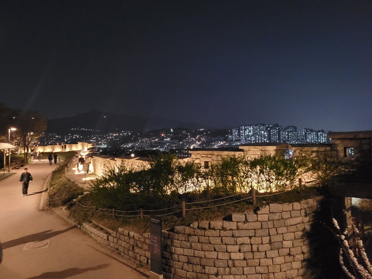 9048jjong's tweet photo. 너의 추억이 있는 곳에 우리가 있을 수 있음에 감사해 종현아 사랑해💙 https://t.co/adqgIYeARv