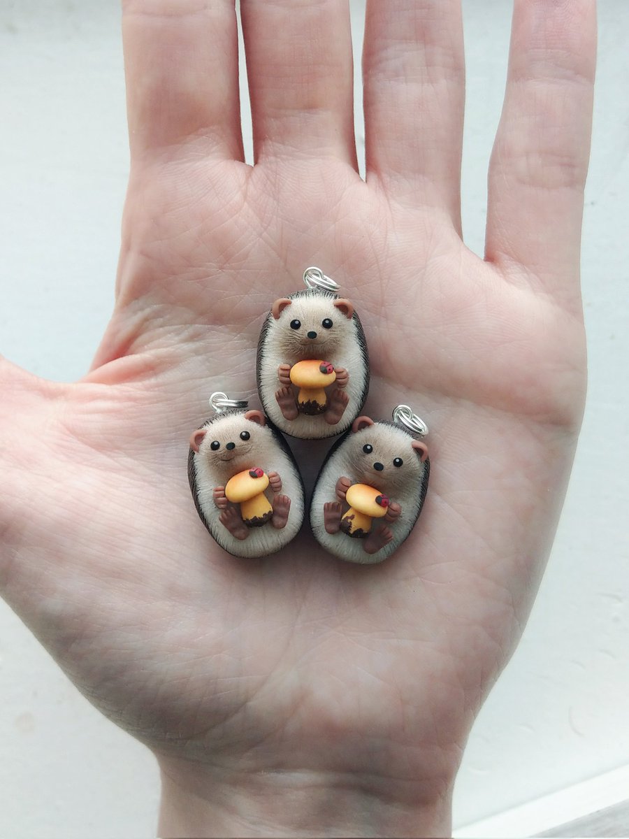 GinieFimo's tweet image. Les jours deviennent de plus en plus éprouvants, entre les tourments de la vie et les soucis de santé de Gamegie. 
Une deuxième intervention pour son otite moyenne s'annonce, malgré tous les traitements 😞
Mon travail est ma bouée de sauvetage, mais je peine à le faire connaître.