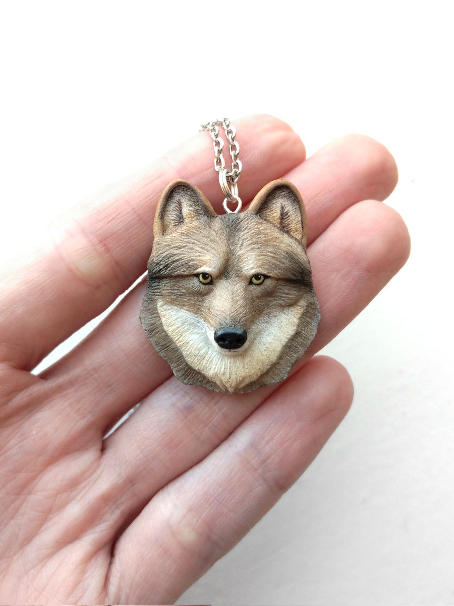 GinieFimo's tweet image. Les jours deviennent de plus en plus éprouvants, entre les tourments de la vie et les soucis de santé de Gamegie. 
Une deuxième intervention pour son otite moyenne s'annonce, malgré tous les traitements 😞
Mon travail est ma bouée de sauvetage, mais je peine à le faire connaître.