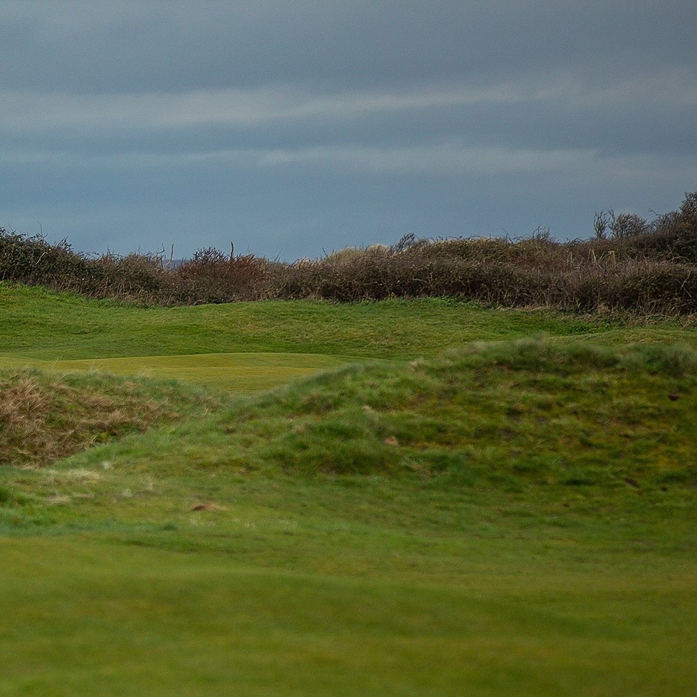 The approach into the #par4 6th hole ‘Brent Knoll’ on The Championship Course requires an accurate one to a green that is guarded by a bunker on the left and a runoff on the right. #golfcoursearchitecture #linksgolf #top100golfcourses #golftravel #golfcourselife #burnhamonsea