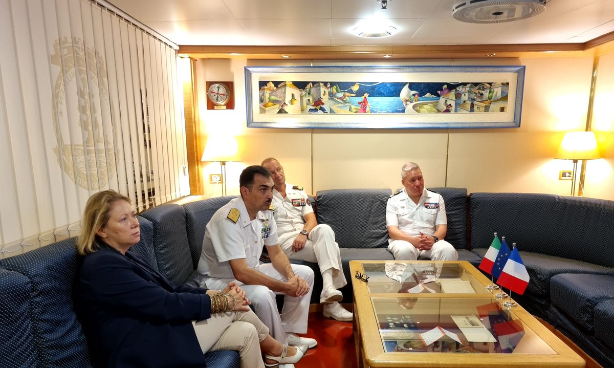 🇫🇷 Ambassador in Djibouti, H.E. Dana PURCARESCU visited ASPIDES flagship and met RADM Stefano COSTANTINO. An opportunity to share the aim of our defensive maritime operation and how ASPIDES protect merchant vessels along sea lines of communication. @FranceaDjibouti @ItalianNavy