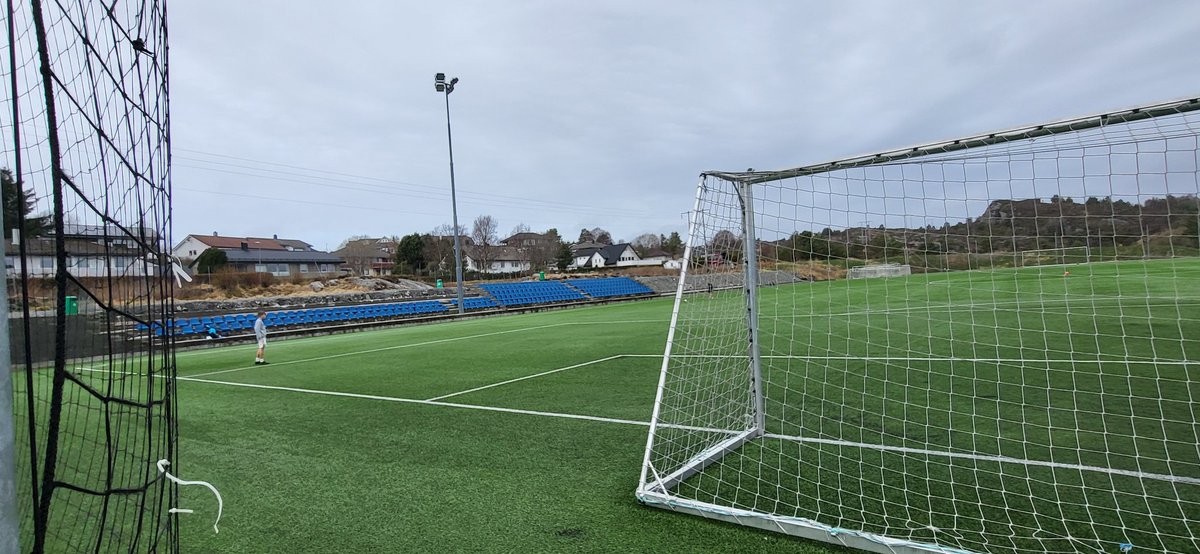 Da er vi straks i gang med årets sesong. Åpen kiosk, speaker og vanning av bane. Nydelig.