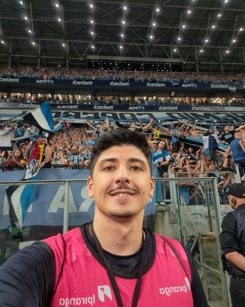 gborba05's tweet photo. Grêmio levantando taça já virou uma cena comum no estado. E agora é HEPTA! 🇪🇪🏆 https://t.co/dJx5BGC47o