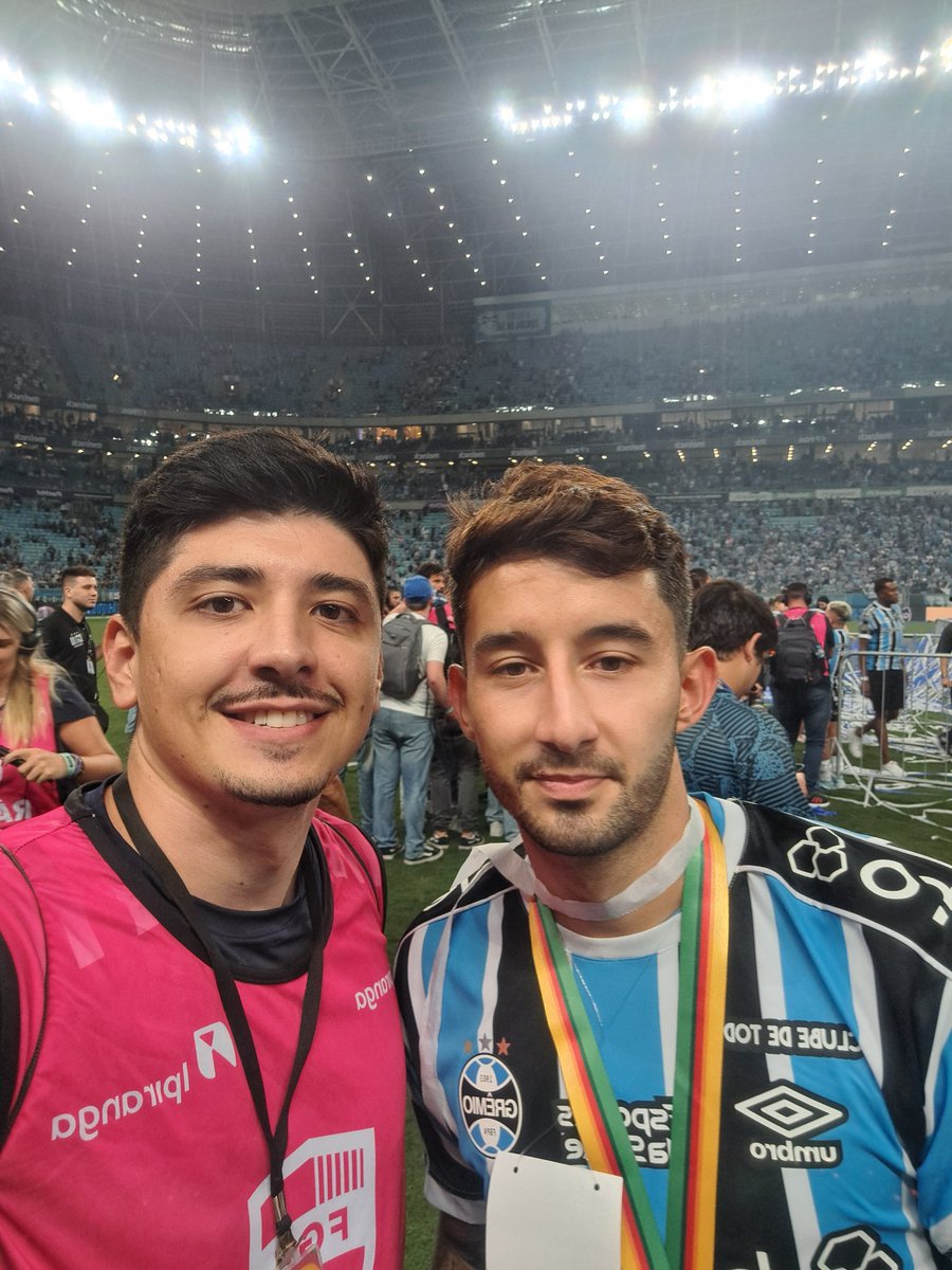 gborba05's tweet photo. Grêmio levantando taça já virou uma cena comum no estado. E agora é HEPTA! 🇪🇪🏆 https://t.co/dJx5BGC47o