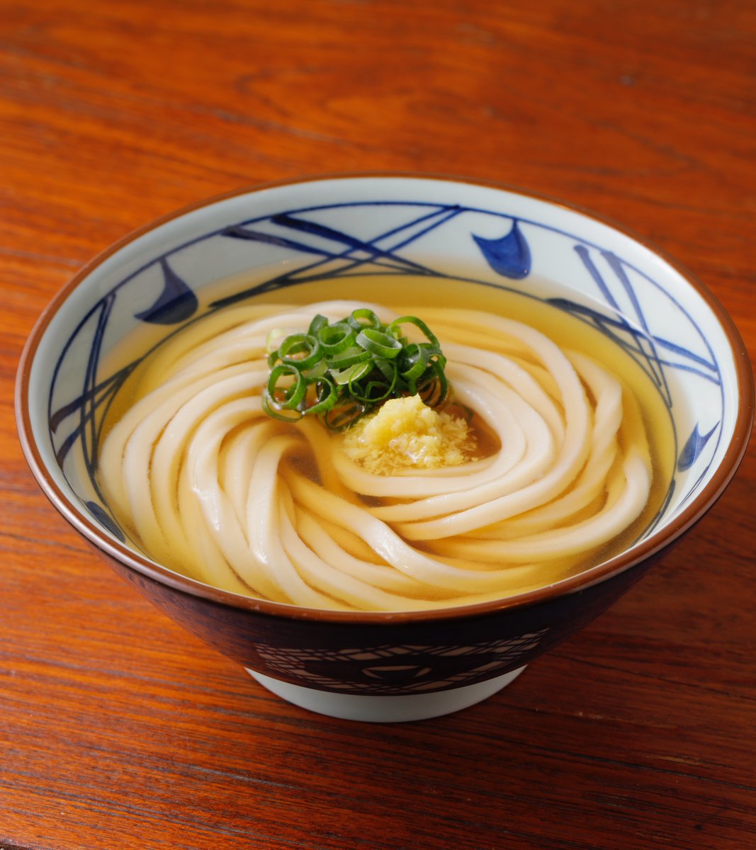 UdonMarugame's tweet photo. ＼みなさんに質問です！／
#丸亀製麺 の定番うどん。どちらかしか食べられないなら？

風味豊かなだしの香りがたまらない
「かけうどん」→いいね❤️

濃いめのぶっかけだしがどんな薬味とも相性抜群
「ぶっかけうどん」→リポスト🔁

いいね or リポストで選んでください！ https://t.co/KbmG8FP3qf