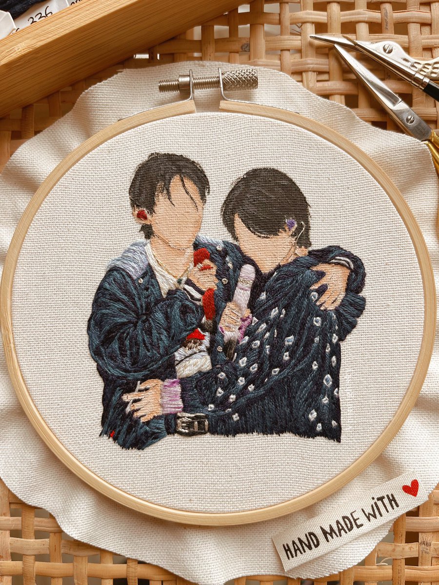 Vmin ‘Vicnic’ embroidery is done ✨🧺🤍

first piece of work after getting back into my hobby..i missed it so much!