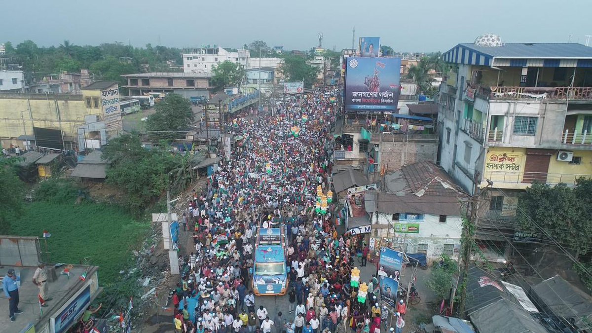 AITCofficial's tweet photo. “Trinamooler hathei thakuk notun diner alo!”

Ghatal witnessed the roar of Jonogon as everyone gathered alongside Shri @abhishekaitc to entrust their support for the cause of Ma-Mati-Manush and hold on to the shining light of progress.

Glimpses 👇 https://t.co/dRoyPQY2Hf