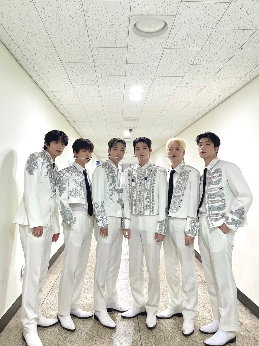 ONF_offcl's tweet photo. [#LightONF] 24.04.07 2024 온앤오프(ONF) CONCERT [SPOTLIGHT] IN SEOUL 📸

꿈만 같았던 온앤오프의 SPOTLIGHT는 아름다운 추억으로 묻어두고 더 빛나는 SPOTLIGHT는 지금부터💡
온앤오프라는 꿈으로 퓨즈와 함께 필 순간은 앞으로도 계속됩니다 🌸

#온앤오프 #ONF
#SPOTLIGHT https://t.co/qmR583jaGn