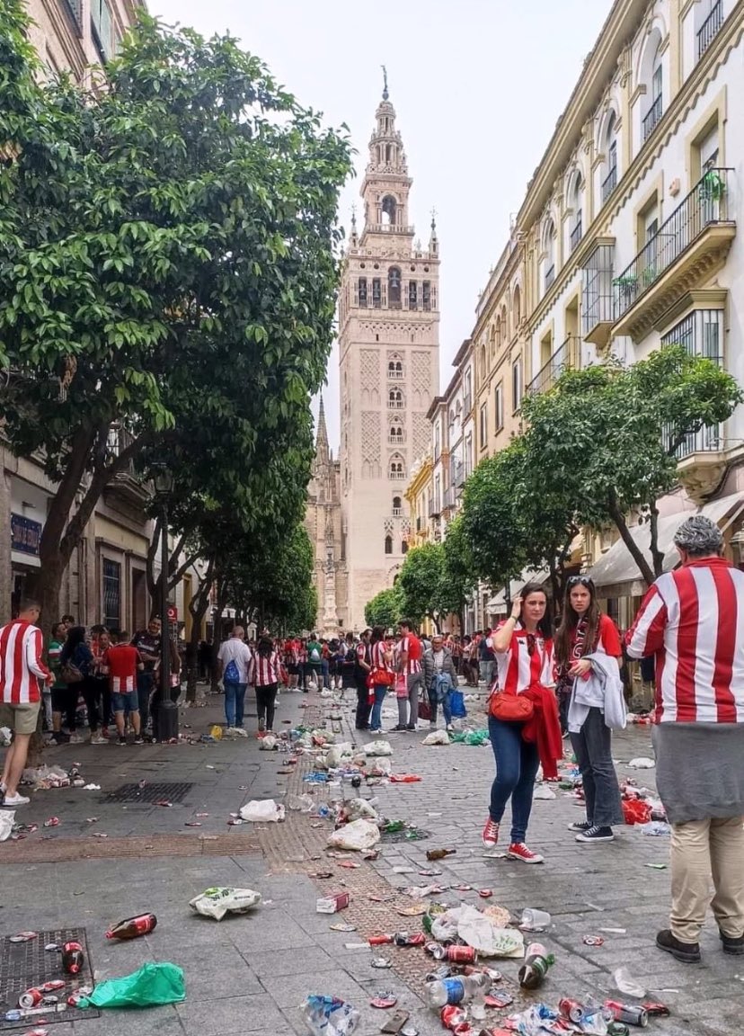 Si la impresentable afición del Bilbao odia tanto a España, a su himno, a su bandera, a su Rey y a los españoles, ¿qué cojones hacen jugando la Copa del Rey de España? ¿Qué pollas pintan jugando en la liga española?