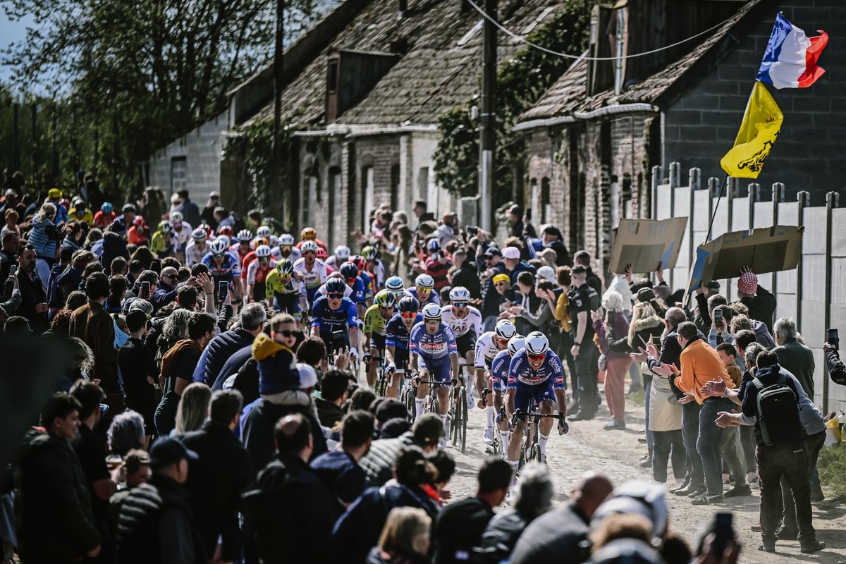 parisroubaix's tweet photo. 🤩 The cobbles, the riders, the fans, things we LOVE to see!

🤩 Les pavés, les coureurs, les fans, autant de choses qu'on ADORE voir !

#ParisRoubaix https://t.co/S3FI3XEv3C