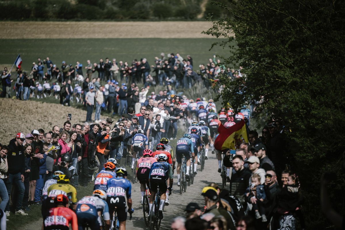 parisroubaix's tweet photo. 🤩 The cobbles, the riders, the fans, things we LOVE to see!

🤩 Les pavés, les coureurs, les fans, autant de choses qu'on ADORE voir !

#ParisRoubaix https://t.co/S3FI3XEv3C