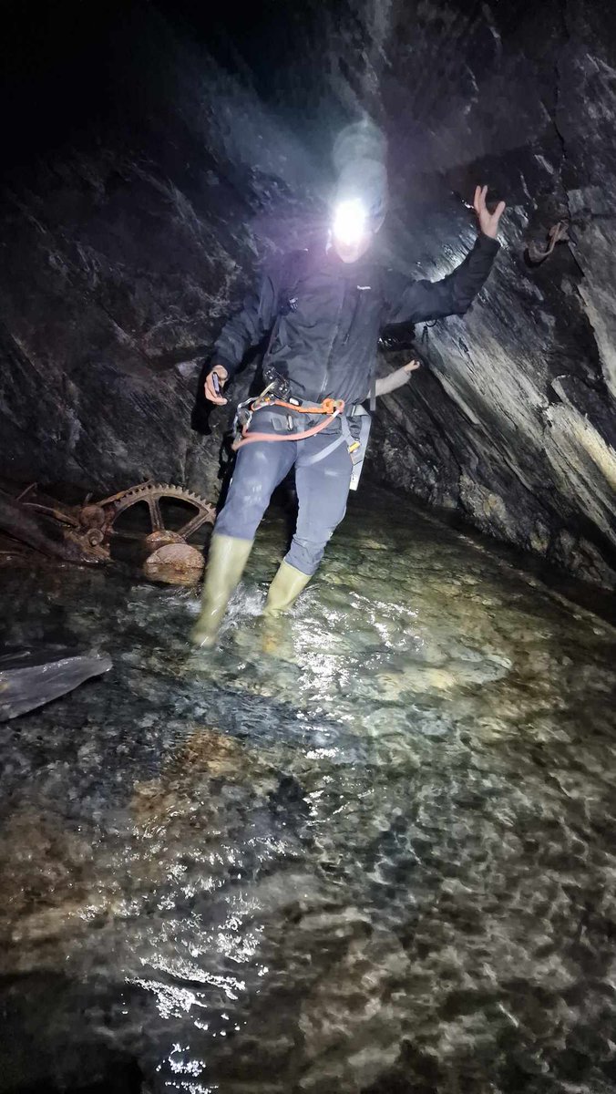 Mined the water, you don't want wet feet! A lovely photo of the descent to Deep Sleep, taken by our lovely leader Jeanine! 🖤💛 #chooseadventure #gobelow #northwales #deepsleep