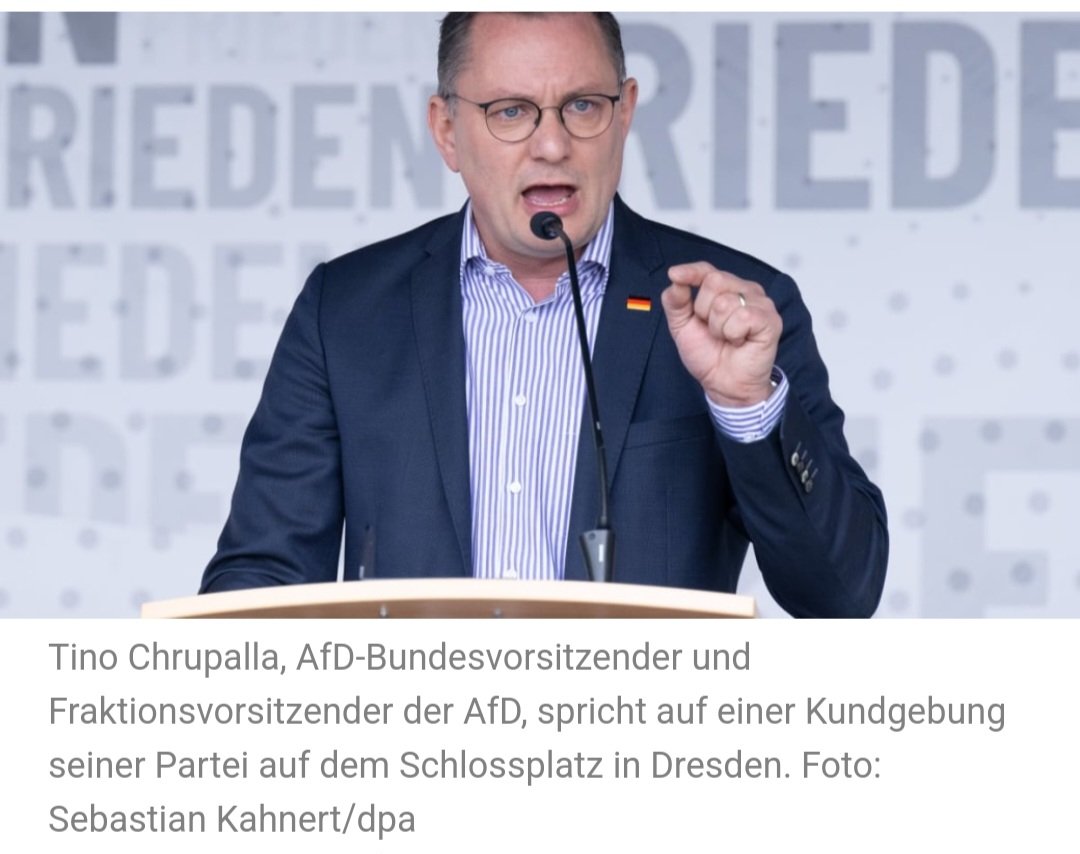 Das Bild zeigt den #AfD-Vorsitzenden Tino #Chrupalla bei einer Veranstaltung in Dresden. 
Erfreulich und auffallend:
Er hat ein Deutschland-Fähnchen am Revers und steht vor einer Wand mit der vielfachen Aufschrift 'Frieden'.
Großartig! 👍👏
