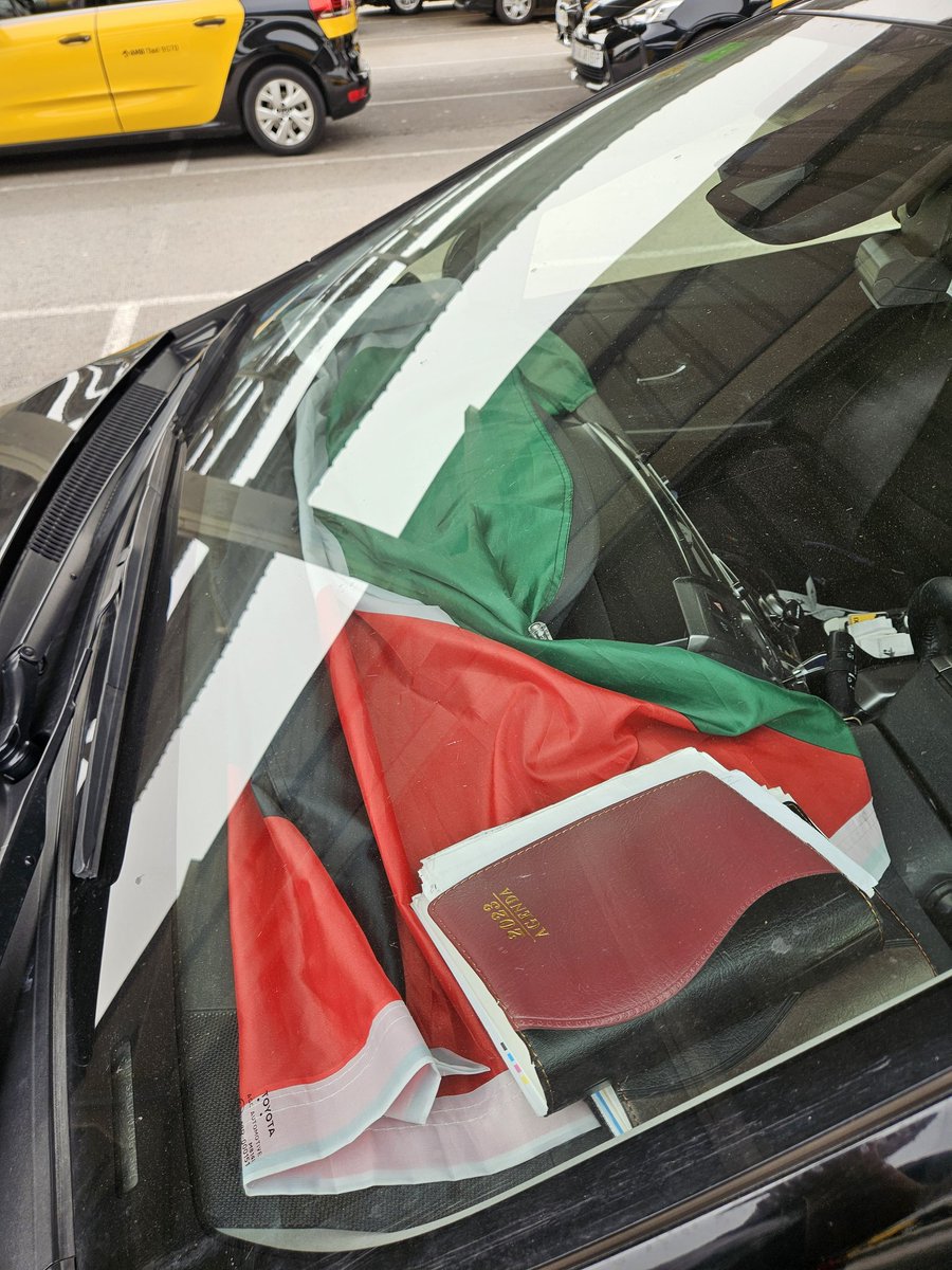 Un taxi amb la bandera de Plastilina.