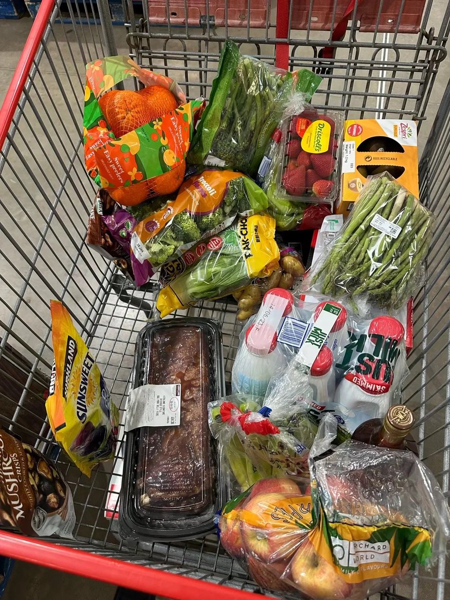 FranchesLim's tweet image. The shopping experience in a large supermarket is really great. 🍍Pineapple is so big, sweet and delicious.