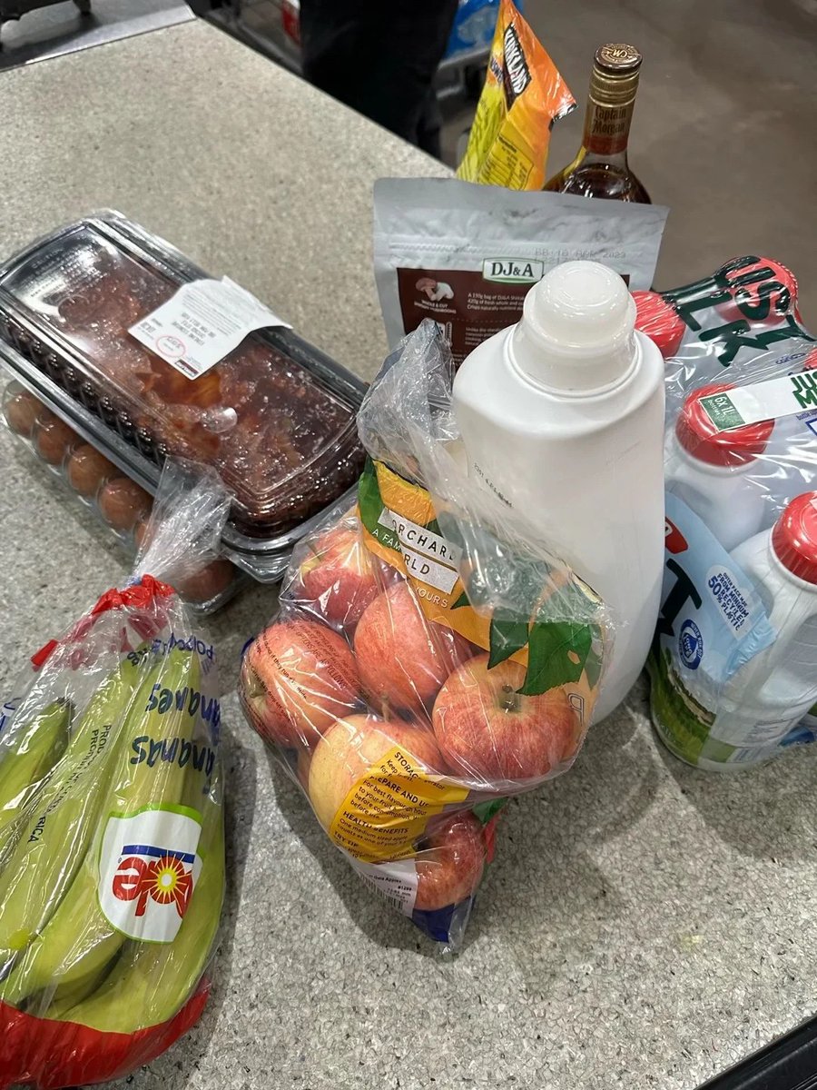 FranchesLim's tweet image. The shopping experience in a large supermarket is really great. 🍍Pineapple is so big, sweet and delicious.