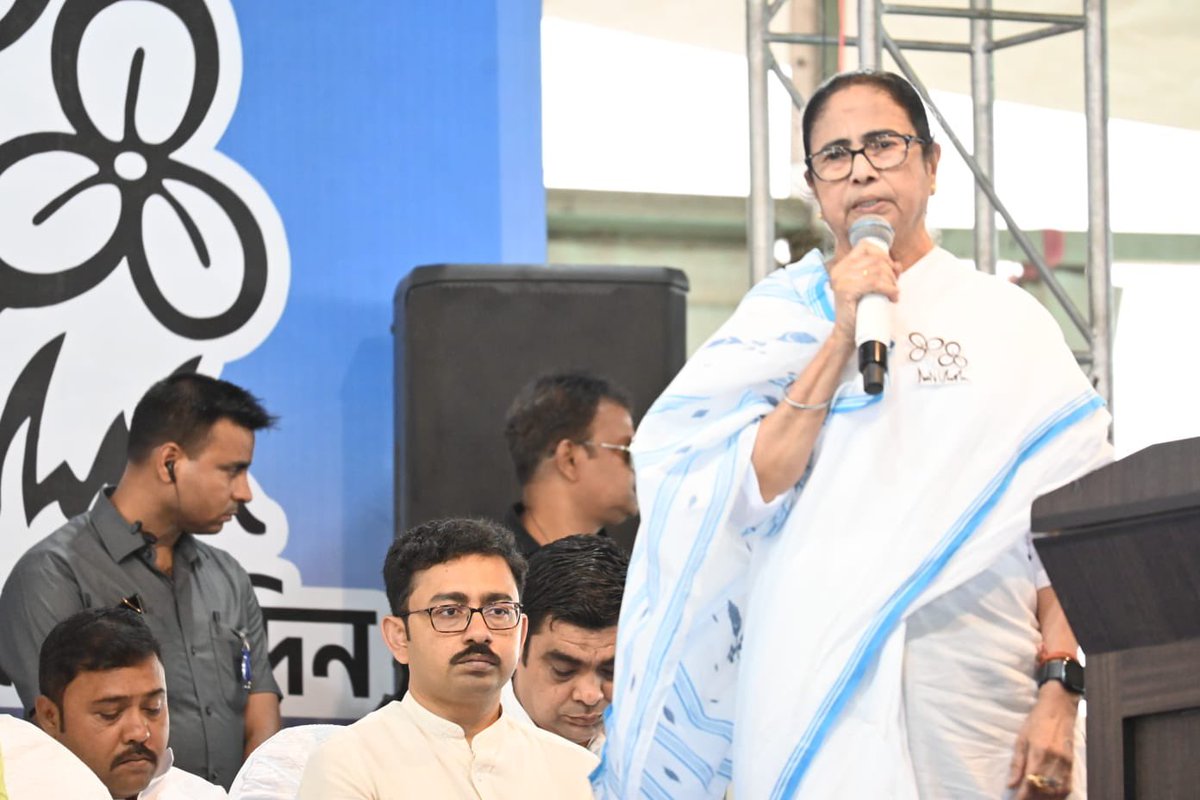 Tanmoy_Fetsu's tweet photo. Hon'ble Chairperson, Smt. @MamataOfficial's powerful speech in favour of MP candidate Shri @Shantir51774486 at Ladhurka Shiv Mandir, Purulia PC emphasized our commitment to stand strong against the oppressors. No more votes for @BJP4Bengal, let's unite and support @AITCofficial. We will not let our motherland fall into the hands of @BJP4India.
#VoteForTMC to save India!
#NoVoteToBJP #BJPFailsIndia #LokSabhaElections2024 

@abhishekaitc