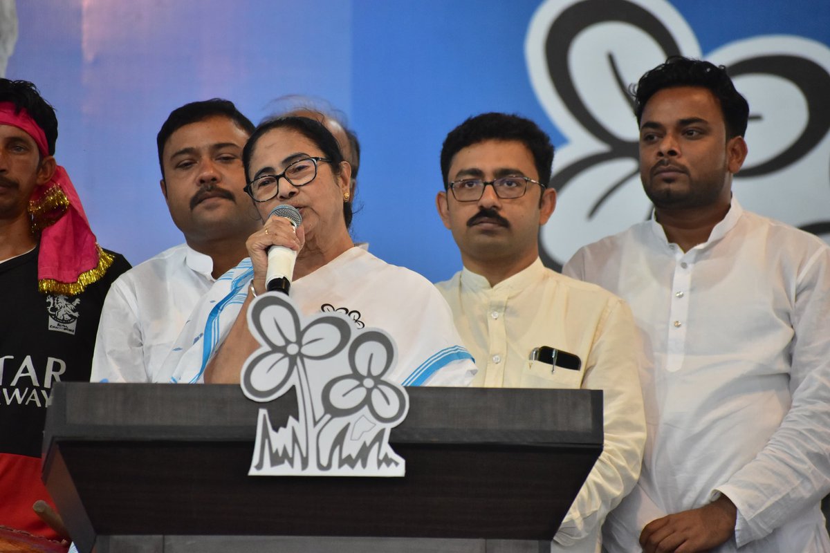 Tanmoy_Fetsu's tweet photo. Hon'ble Chairperson, Smt. @MamataOfficial's powerful speech in favour of MP candidate Shri @Shantir51774486 at Ladhurka Shiv Mandir, Purulia PC emphasized our commitment to stand strong against the oppressors. No more votes for @BJP4Bengal, let's unite and support @AITCofficial. We will not let our motherland fall into the hands of @BJP4India.
#VoteForTMC to save India!
#NoVoteToBJP #BJPFailsIndia #LokSabhaElections2024 

@abhishekaitc